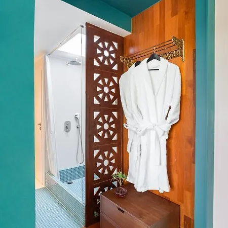 Top Floor Getaway, Balcony And Private Pool + Acropolis View!
