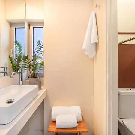 Top Floor Getaway, Balcony And Private Pool + Acropolis View!