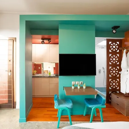 Top Floor Getaway, Balcony And Private Pool + Acropolis View! Apartment *