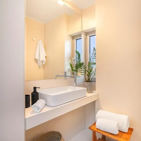 Top Floor Getaway, Balcony And Private Pool + Acropolis View! Apartment Athens