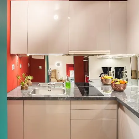 Top Floor Getaway, Balcony And Private Pool + Acropolis View! Appartamento